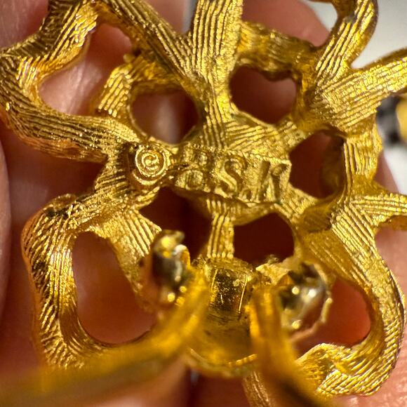 Pair of Vintage Gold Tone Faux Pearl BSK Clip On Earrings - Picture 8 of 8